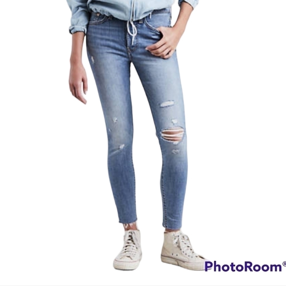 LEVI'S wedgie skinny light wash distressed knees jeans